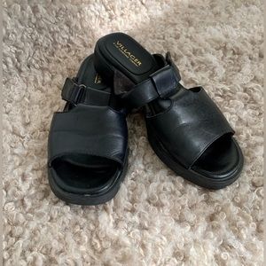 •SOLD ON DEPOP•VTG Villager by Liz Claiborne Black Sandals